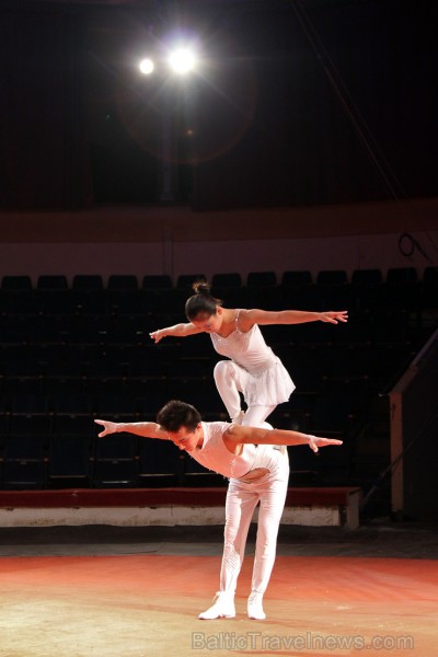 Chinese artists Guo Zhimin and Zhang Yiaxiang in a performance “Shoulder Ballet”.
