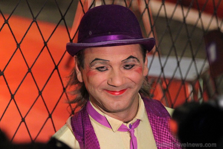 Between major performances, clown Mihail Mart will bring laughter to the arena.
