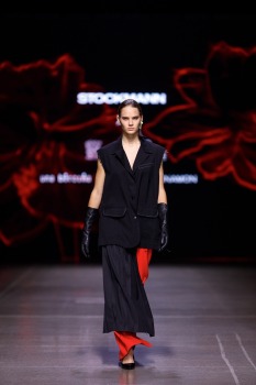 Rīgas modes nedēļa piedāvā iepazīties ar kolekciju STOCKMANN x LATVIAN DESIGNERS no Latvijas. Foto: Mark Litvyakov 14