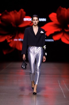 Rīgas modes nedēļa piedāvā iepazīties ar kolekciju STOCKMANN x LATVIAN DESIGNERS no Latvijas. Foto: Mark Litvyakov 18