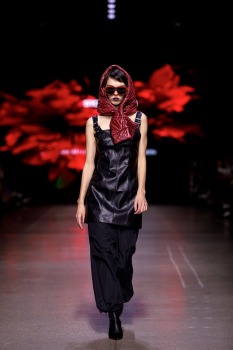 Rīgas modes nedēļa piedāvā iepazīties ar kolekciju STOCKMANN x LATVIAN DESIGNERS no Latvijas. Foto: Mark Litvyakov 22