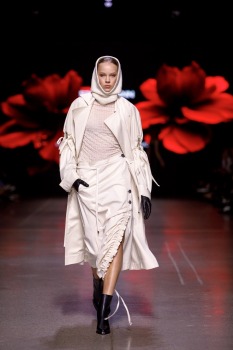 Rīgas modes nedēļa piedāvā iepazīties ar kolekciju STOCKMANN x LATVIAN DESIGNERS no Latvijas. Foto: Mark Litvyakov 23
