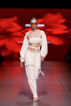 Rīgas modes nedēļa piedāvā iepazīties ar kolekciju STOCKMANN x LATVIAN DESIGNERS no Latvijas. Foto: Mark Litvyakov 24