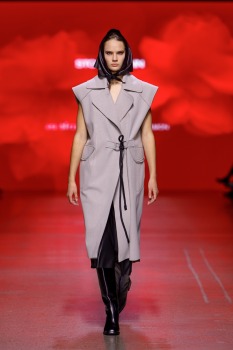 Rīgas modes nedēļa piedāvā iepazīties ar kolekciju STOCKMANN x LATVIAN DESIGNERS no Latvijas. Foto: Mark Litvyakov 29