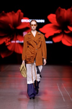 Rīgas modes nedēļa piedāvā iepazīties ar kolekciju STOCKMANN x LATVIAN DESIGNERS no Latvijas. Foto: Mark Litvyakov 33