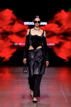 Rīgas modes nedēļa piedāvā iepazīties ar kolekciju STOCKMANN x LATVIAN DESIGNERS no Latvijas. Foto: Mark Litvyakov 34