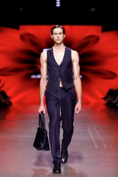 Rīgas modes nedēļa piedāvā iepazīties ar kolekciju STOCKMANN x LATVIAN DESIGNERS no Latvijas. Foto: Mark Litvyakov 40