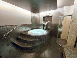 Iepazīstam un vakariņojam Narvas viesnīcā «Narva-Jõesuu SPA & Sanatoorium». Sadarbībā ar «Active Travel» un Idaviru 40