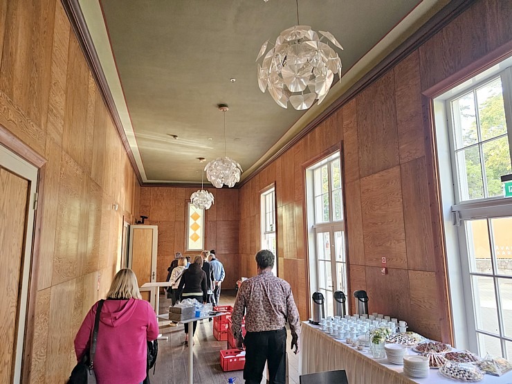 Leģendārās Dzintaru koncertzāles apskate ar iespēju ielūkoties mākslinieku grimētavās. Sadarbībā ar VisitJurmala.lv 379329