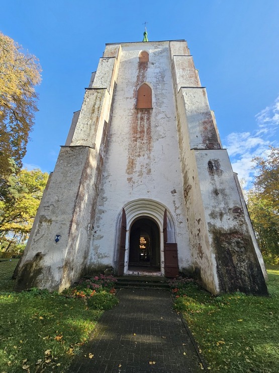 Apmeklējam Zlēku luterāņu baznīcu, kas celta celta ap 1645.gadu, Ventspils novadā 379645