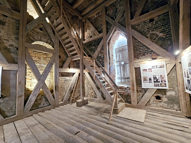 Apmeklējam Zlēku luterāņu baznīcu, kas celta celta ap 1645.gadu, Ventspils novadā 379667