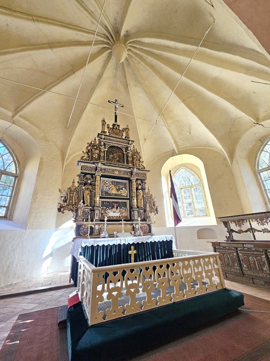 Apmeklējam Zlēku luterāņu baznīcu, kas celta celta ap 1645.gadu, Ventspils novadā 379651