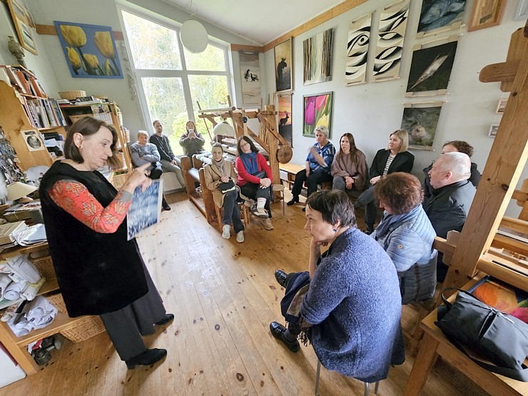 Apmeklējam tekstilmākslinieci Baibu Rīteri ļoti skaistā Saldus novada viensētā, kur tiek austi unikāli gobolēni 379764