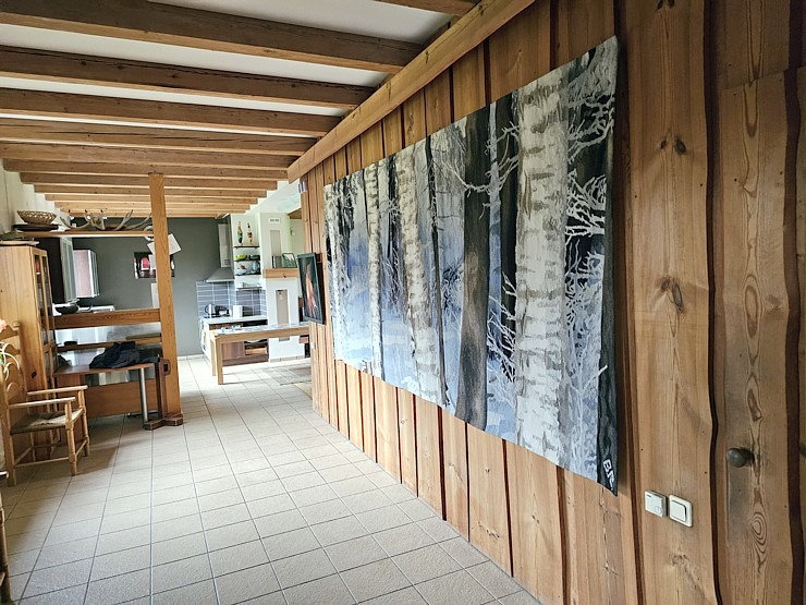 Apmeklējam tekstilmākslinieci Baibu Rīteri ļoti skaistā Saldus novada viensētā, kur tiek austi unikāli gobolēni 379766