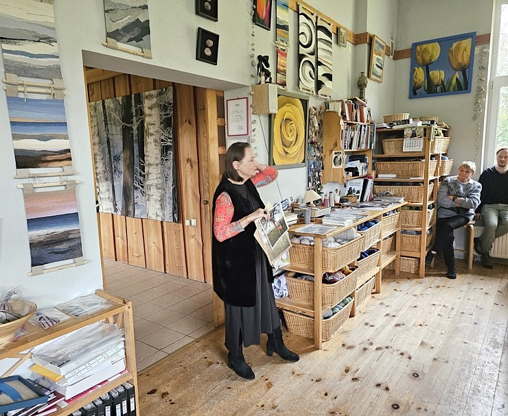 Apmeklējam tekstilmākslinieci Baibu Rīteri ļoti skaistā Saldus novada viensētā, kur tiek austi unikāli gobolēni 379770