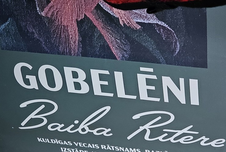 Apmeklējam tekstilmākslinieci Baibu Rīteri ļoti skaistā Saldus novada viensētā, kur tiek austi unikāli gobolēni 379771