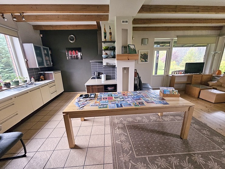 Apmeklējam tekstilmākslinieci Baibu Rīteri ļoti skaistā Saldus novada viensētā, kur tiek austi unikāli gobolēni 379777