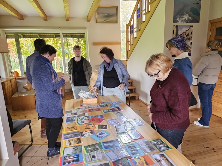 Apmeklējam tekstilmākslinieci Baibu Rīteri ļoti skaistā Saldus novada viensētā, kur tiek austi unikāli gobolēni 379778