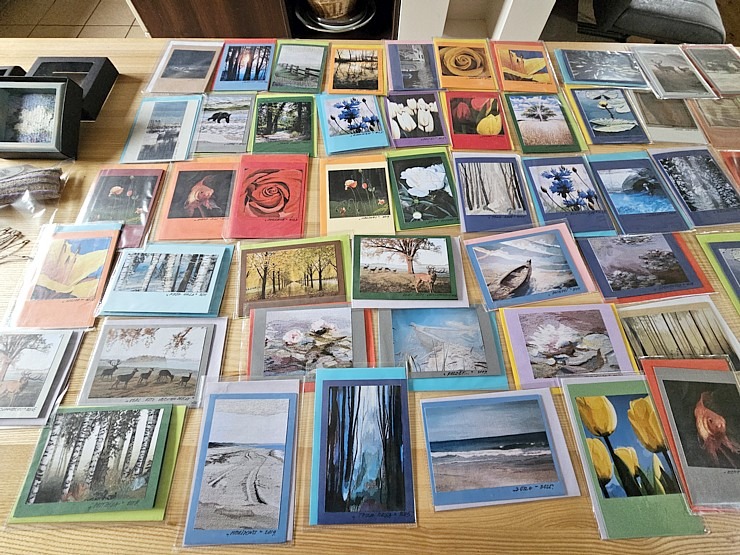 Apmeklējam tekstilmākslinieci Baibu Rīteri ļoti skaistā Saldus novada viensētā, kur tiek austi unikāli gobolēni 379779