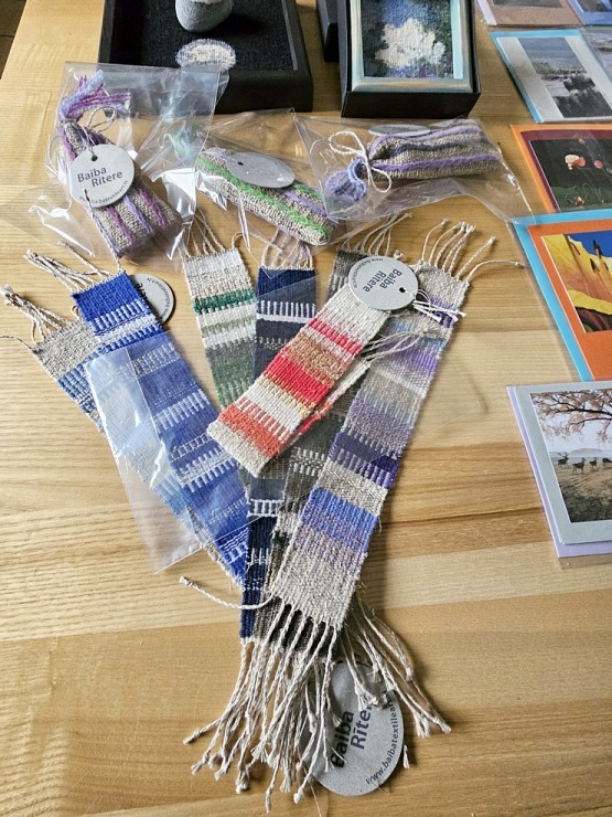 Apmeklējam tekstilmākslinieci Baibu Rīteri ļoti skaistā Saldus novada viensētā, kur tiek austi unikāli gobolēni 379780