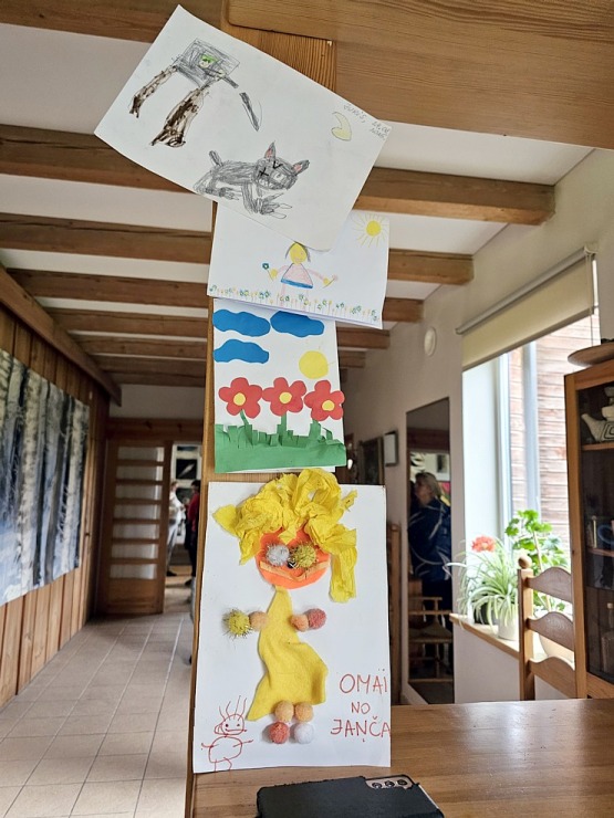 Apmeklējam tekstilmākslinieci Baibu Rīteri ļoti skaistā Saldus novada viensētā, kur tiek austi unikāli gobolēni 379781