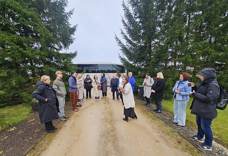 Apmeklējam tekstilmākslinieci Baibu Rīteri ļoti skaistā Saldus novada viensētā, kur tiek austi unikāli gobolēni 379756