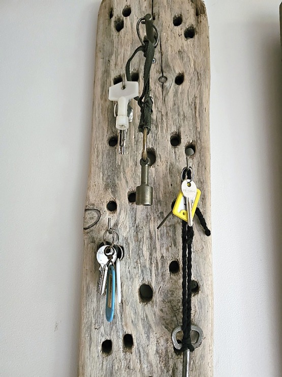 Apmeklējam tekstilmākslinieci Baibu Rīteri ļoti skaistā Saldus novada viensētā, kur tiek austi unikāli gobolēni 379783