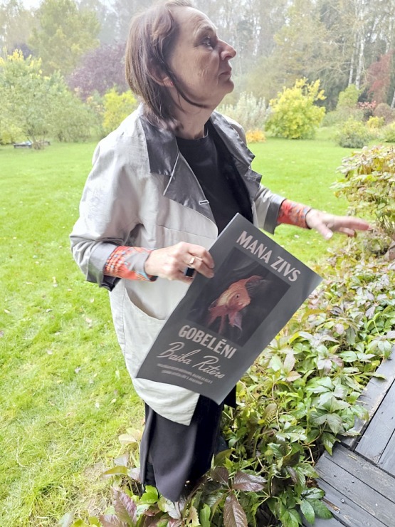 Apmeklējam tekstilmākslinieci Baibu Rīteri ļoti skaistā Saldus novada viensētā, kur tiek austi unikāli gobolēni 379759