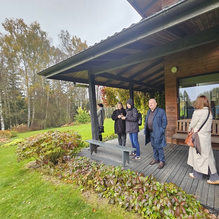 Apmeklējam tekstilmākslinieci Baibu Rīteri ļoti skaistā Saldus novada viensētā, kur tiek austi unikāli gobolēni 379760