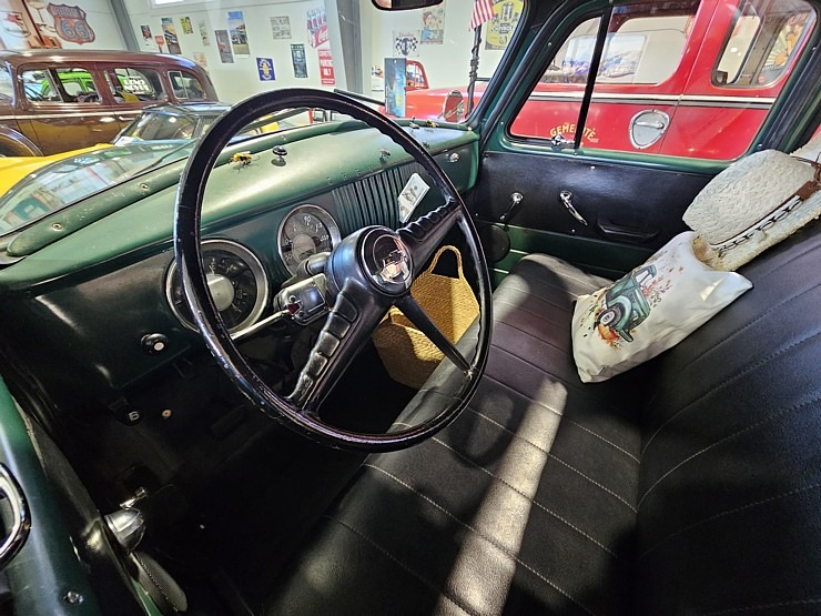 Apmeklējam Milzkalnes «Classic Car & Motorcycle Garage» muzeju Tukuma novadā 379803