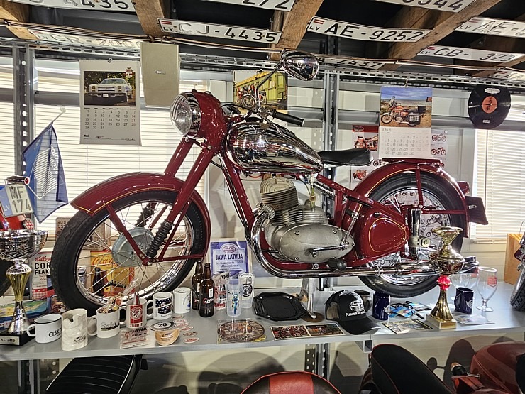 Apmeklējam Milzkalnes «Classic Car & Motorcycle Garage» muzeju Tukuma novadā 379811