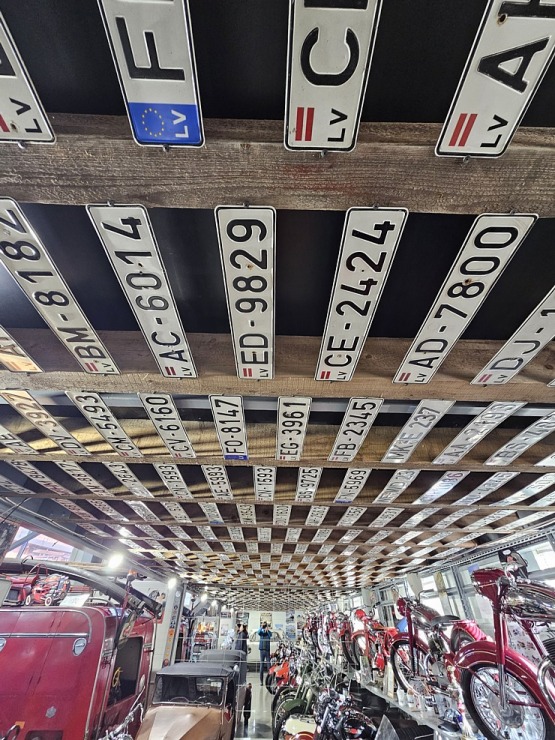 Apmeklējam Milzkalnes «Classic Car & Motorcycle Garage» muzeju Tukuma novadā 379822