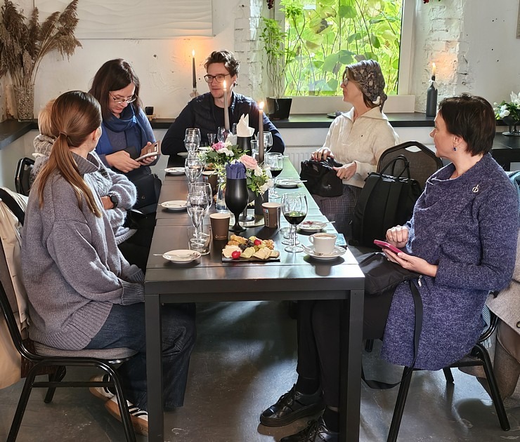 Izbaudām Kandavas Vīna nama viesmīlību Tukuma novadā 379885