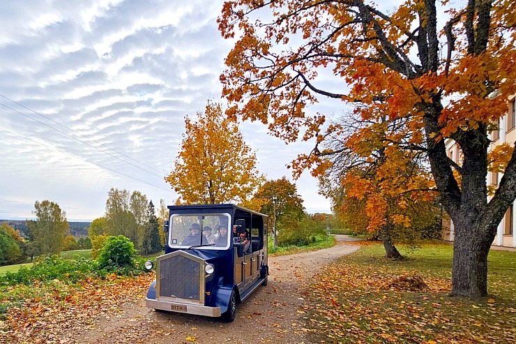 «Kandavas vīna nams» piedāvā izbraucienus ar retro auto «Zīle» – 12 vietīgu auto audio gida pavadījumā 379934