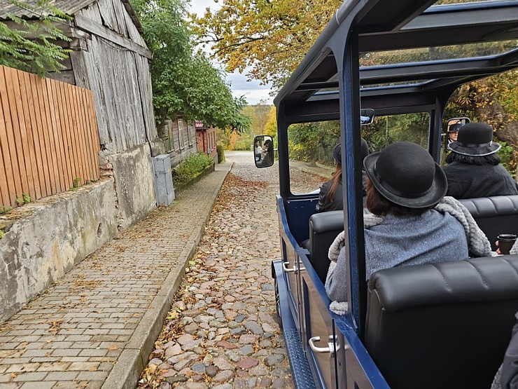 «Kandavas vīna nams» piedāvā izbraucienus ar retro auto «Zīle» – 12 vietīgu auto audio gida pavadījumā 379943