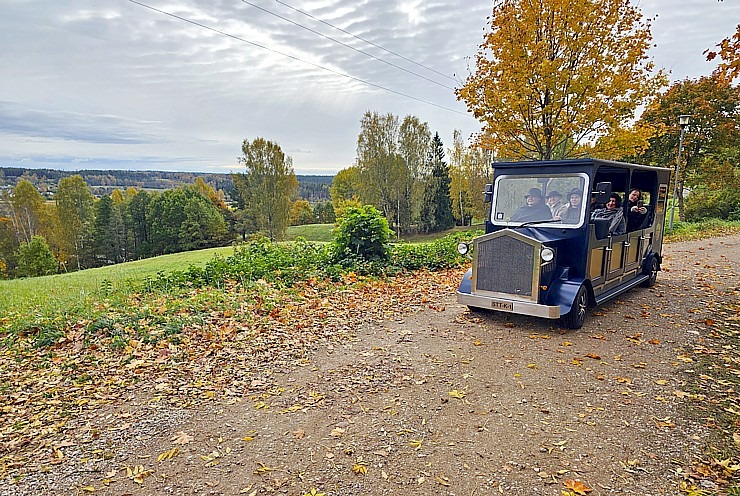 «Kandavas vīna nams» piedāvā izbraucienus ar retro auto «Zīle» – 12 vietīgu auto audio gida pavadījumā 379952