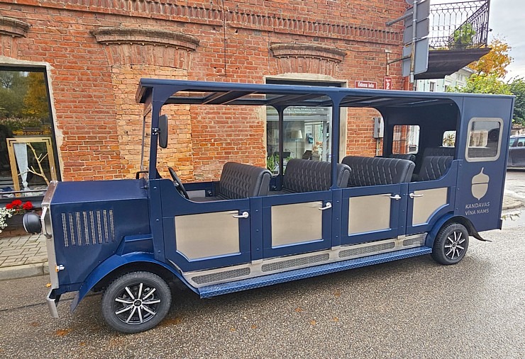 «Kandavas vīna nams» piedāvā izbraucienus ar retro auto «Zīle» – 12 vietīgu auto audio gida pavadījumā 379935