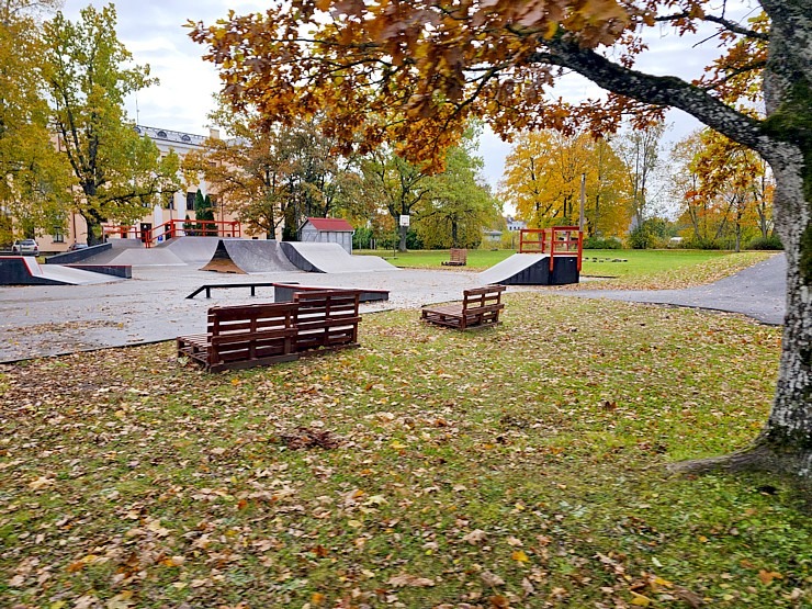 «Kandavas vīna nams» piedāvā izbraucienus ar retro auto «Zīle» – 12 vietīgu auto audio gida pavadījumā 379954