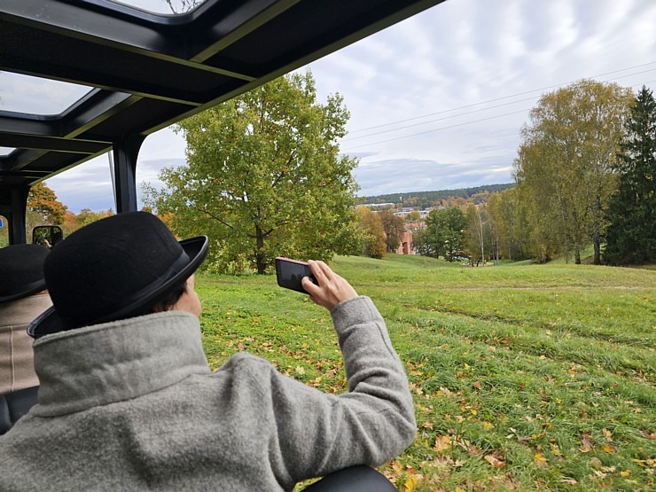 «Kandavas vīna nams» piedāvā izbraucienus ar retro auto «Zīle» – 12 vietīgu auto audio gida pavadījumā 379955