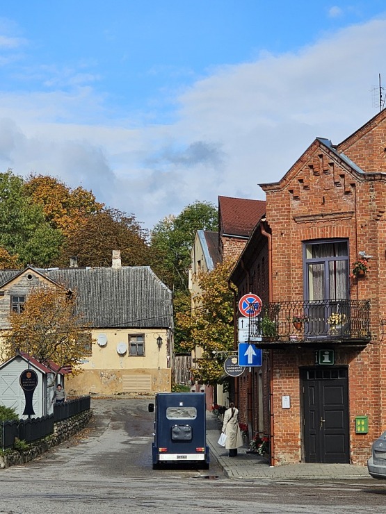 «Kandavas vīna nams» piedāvā izbraucienus ar retro auto «Zīle» – 12 vietīgu auto audio gida pavadījumā 379958