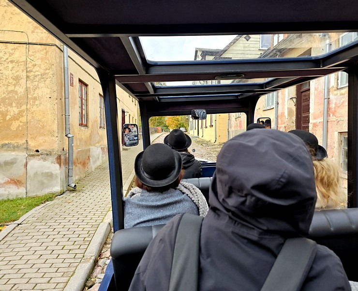 «Kandavas vīna nams» piedāvā izbraucienus ar retro auto «Zīle» – 12 vietīgu auto audio gida pavadījumā 379942