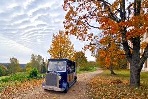 Retro Car “Zīle” Excursion with Audio Guide, Kandava