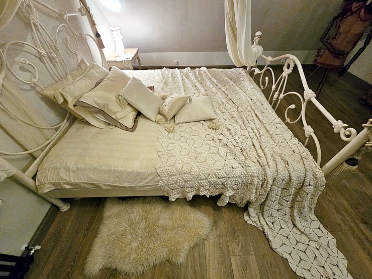 Iepazīstam Kuldīgas Kuldes muižas apartamentus un izbaudām vakariņu pasākumu 380022