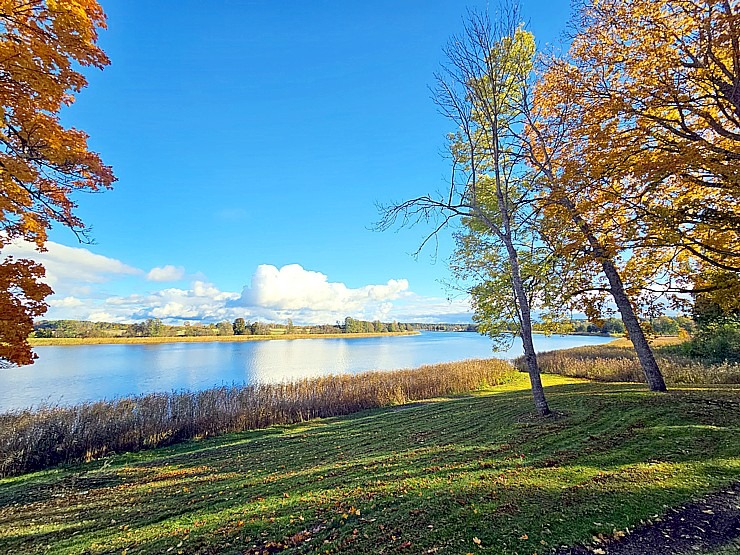 Apmeklējam Vārves muižas kompleksu Ventas krastā Ventspils novadā 380048