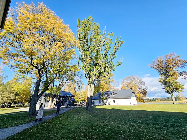 Apmeklējam Vārves muižas kompleksu Ventas krastā Ventspils novadā 380049