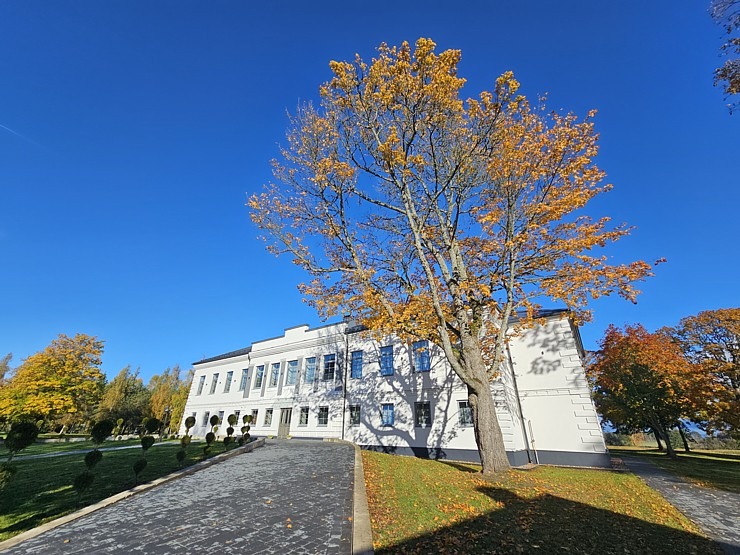 Apmeklējam Vārves muižas kompleksu Ventas krastā Ventspils novadā 380035