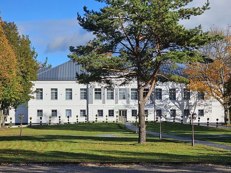 Apmeklējam Vārves muižas kompleksu Ventas krastā Ventspils novadā 380036