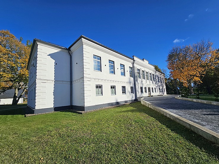 Apmeklējam Vārves muižas kompleksu Ventas krastā Ventspils novadā 380037