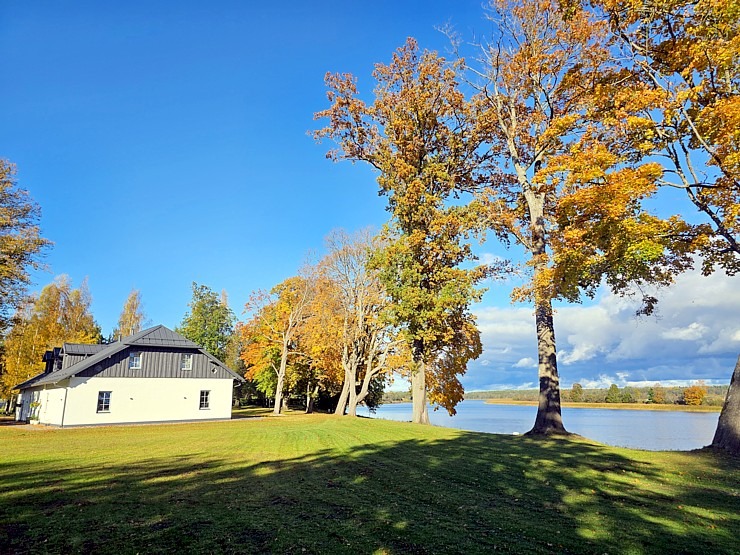 Apmeklējam Vārves muižas kompleksu Ventas krastā Ventspils novadā 380076