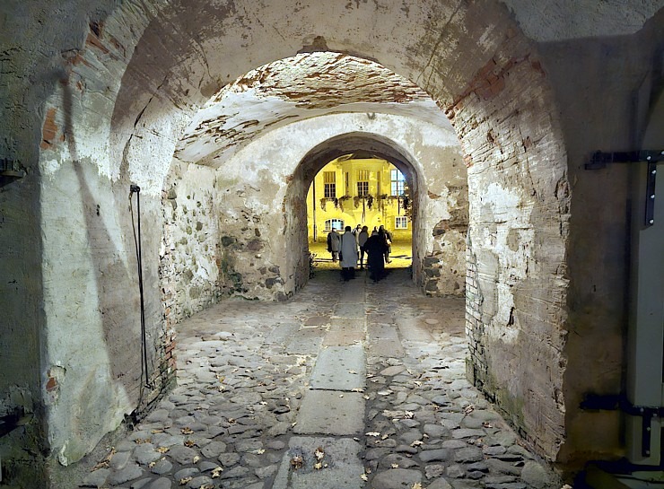 Iepazīstam Dundagas pili Talsu novadā, kas piedāvā naktsmītni, TIC, izstādes un konferenču telpas 380100